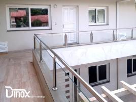 Linha Lux. Corrimãos com vidro. Produzidos em aço inoxidável 304L e 316L polido ou escovado e vidro temperado e/ou laminado.