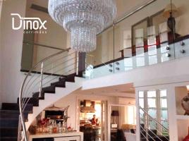 Corrimãos em aço inox combinados ao elegância do vidro. 