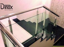 Linha Lux. Corrimãos com vidro. Produzidos em aço inoxidável 304L e 316L polido ou escovado e vidro temperado e/ou laminado.