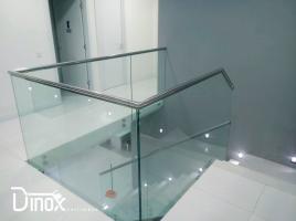 Linha Lux. Corrimãos com vidro. Produzidos em aço inoxidável 304L e 316L polido ou escovado e vidro temperado e/ou laminado.