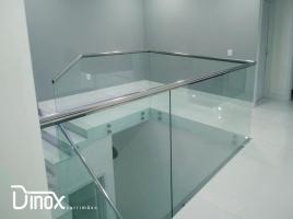Linha Lux. Corrimãos com vidro. Produzidos em aço inoxidável 304L e 316L polido ou escovado e vidro temperado e/ou laminado.