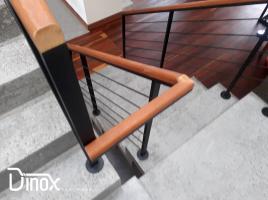 Linha Black. Corrimãos em aço inox, com cobertura preta, combinados à madeira.