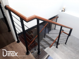 Linha Black. Corrimãos em aço inox, com cobertura preta, combinados à madeira.