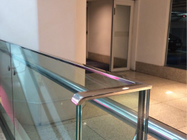 Linha Lux. Corrimãos com vidro. Produzidos em aço inoxidável 304L e 316L polido ou escovado e vidro temperado e/ou laminado.