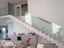 Linha Lux. Corrimãos com vidro. Produzidos em aço inoxidável 304L e 316L polido ou escovado e vidro temperado e/ou laminado.