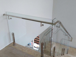 Linha Lux. Corrimãos com vidro. Produzidos em aço inoxidável 304L e 316L polido ou escovado e vidro temperado e/ou laminado.